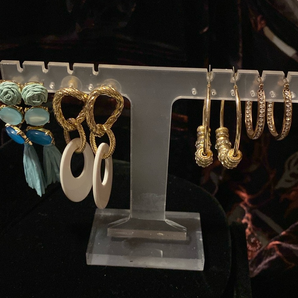 4 pair of fashion earrings, 2 sets hoops and 2 set dangle.Absolutely gorgeous